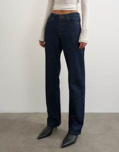Model wearing Vintage straight mid rise jean in rinse indigo