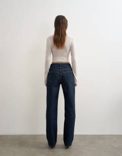 Model wearing Vintage straight mid rise jean in rinse indigo