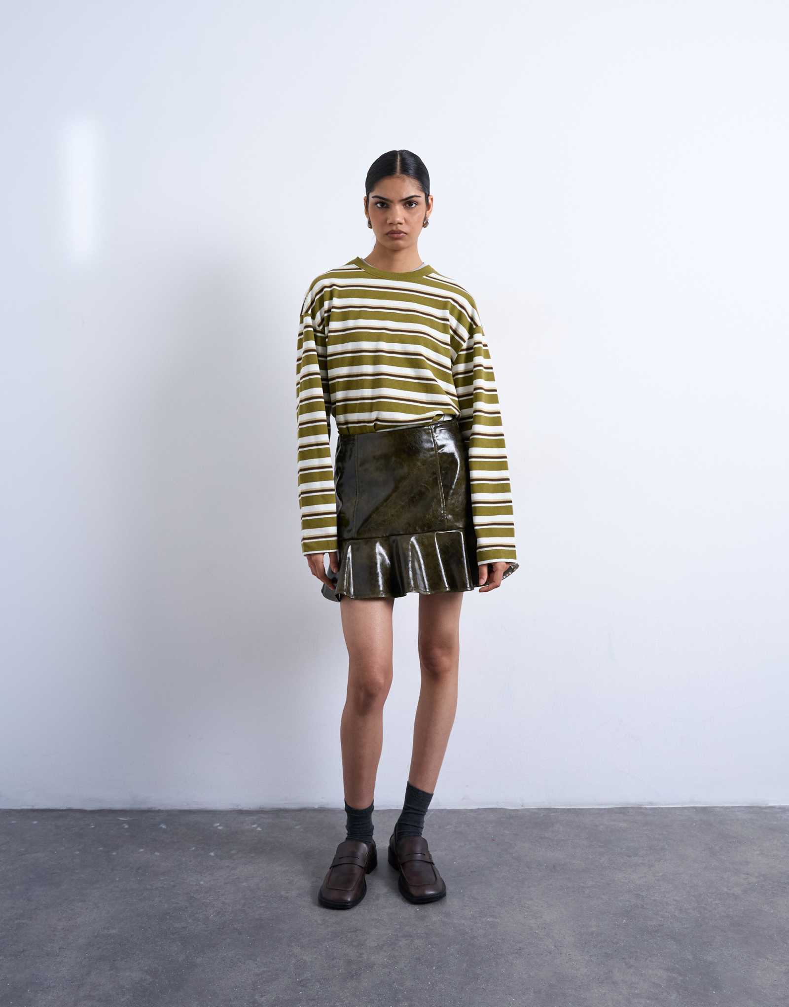 Мини-юбка с баской из винила Topshop зеленого цвета