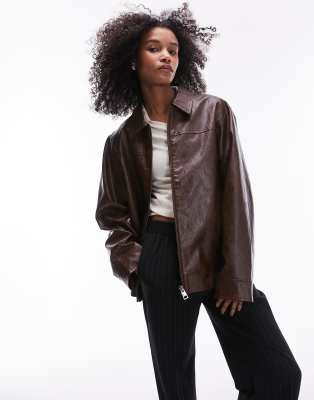 Topshop - Vinyljacke aus Kunstleder in Braun mit Rissoptik