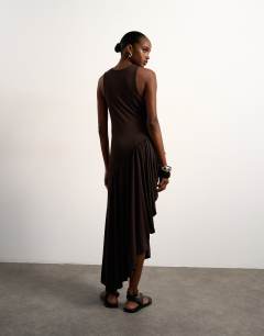 Model wearing Viscose drape bubble hem maxi dress in chocolate