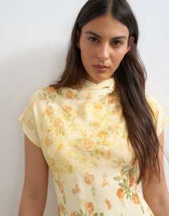 Model wearing Viscose grown on sleeve dress in vintage floral