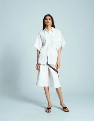 Topshop – Vit semesterskjorta med indragen detalj och 3D-blommor - view 1