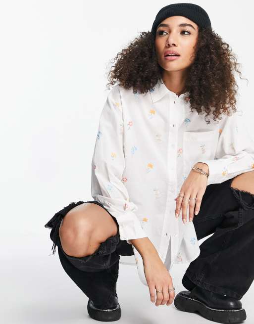 Topshop – Vit skjorta i oversize med broderade blommor 