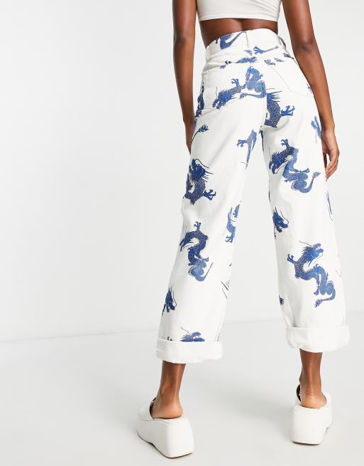 Topshop – Vita mom jeans i oversize med drakmönster, 2 av 4