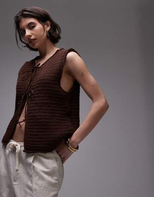 Topshop - Vorne gebundene Strick-Weste in Braun