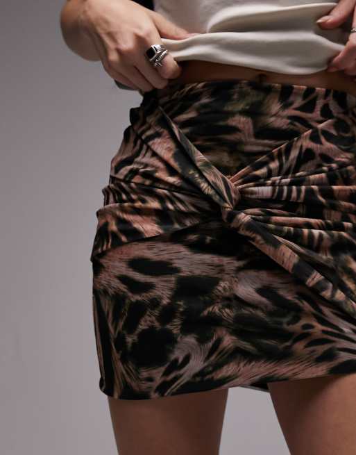Topshop – Vorne geknoteter Minirock mit mehrfarbigem, verschwommenem Tierfellmuster , 3 von 4