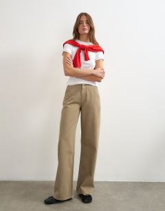 Model wearing Waistbandless jean in beige