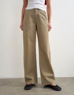 Model wearing Waistbandless jean in beige