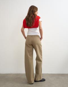 Model wearing Waistbandless jean in beige