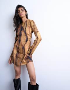 Waisted long sleeve mini dress in woodgrain print