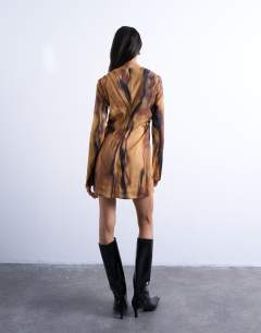 Model wearing Waisted long sleeve mini dress in woodgrain print