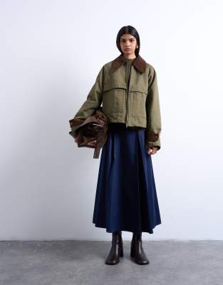 Topshop - Wattierte Barn-Jacke in Khaki mit Kontrastkragen aus Cord-Grün