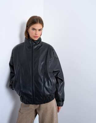 Topshop - Wattierte Bomberjacke aus Kunstleder in Schwarz mit Ziernähten