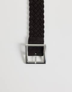Model wearing Weave leather belt in brown