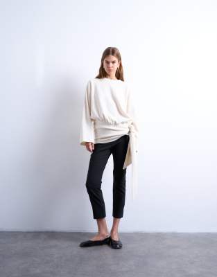 Topshop - Weiches, langärmliges Oversize-Shirt in Ecru mit Taillenschnürung-Weiß