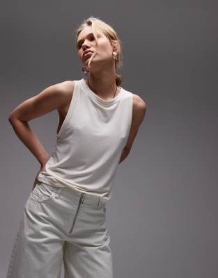 Topshop - Weiches, lockeres Tanktop in Elfenbeinweiß-Neutral