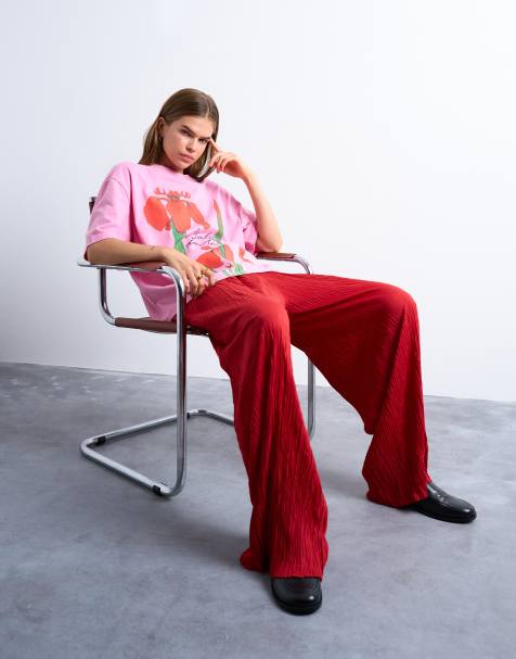 Topshop – Weit geschnittene Hose in Rot mit Knitterstruktur - view 1