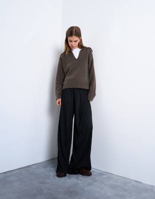 Topshop - Weit geschnittene Hose in Schwarz mit Knitterstruktur