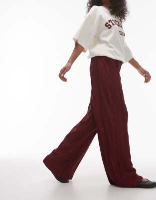 Thumbnail - Topshop - Weit geschnittene Plissee-Hose in Burgunderrot mit Knitterstruktur