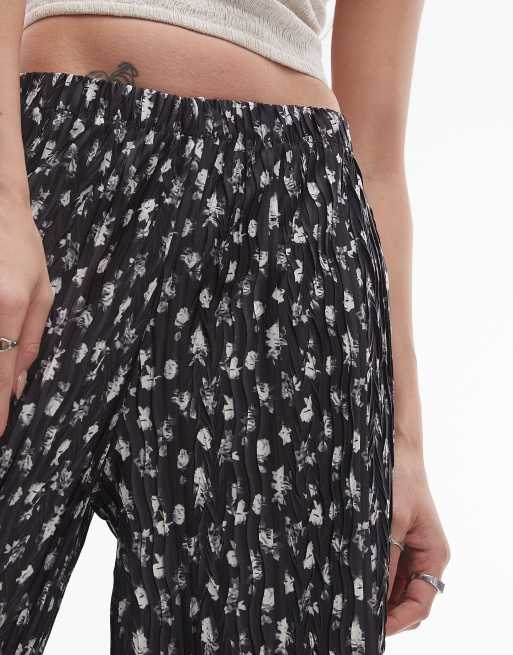 Topshop – Weit geschnittene Plissee-Hose in Schwarz-Weiß mit Blümchenmuster und Knitterstruktur, 3 von 5
