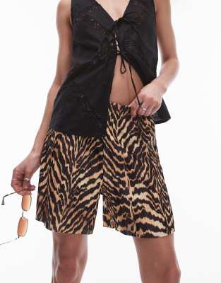 Topshop - Weit geschnittene Plissee-Shorts in Braun mit Tigermuster und Knitterstruktur-Brown