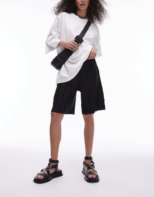 Topshop – Weit geschnittene Plissee-Shorts in Schwarz mit Knitterstruktur