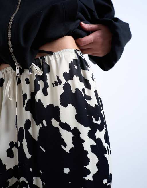 Topshop – Weit geschnittene Satinhose mit Kuhfleckenmuster und Kordelzugbund, 4 von 5