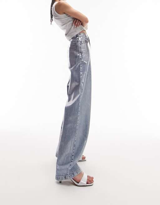 Topshop – Weite, ausgeblichene Jeans in silberner Folienoptik 