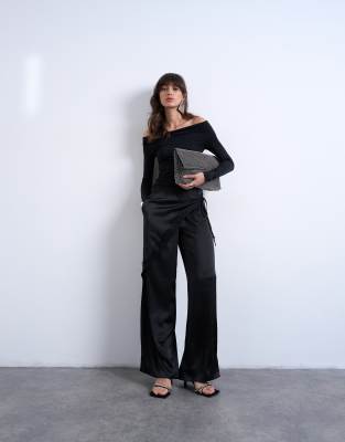 Topshop - Weite Hose aus Satin in Schwarz mit Wickeldesign und Spitze