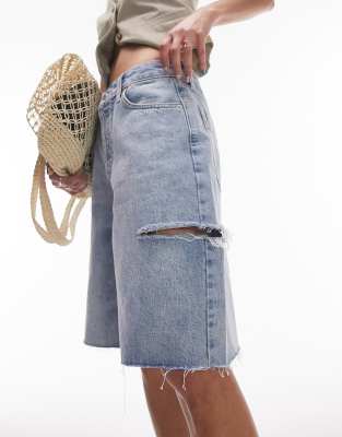 Topshop - Weite Jeansshorts in Bleach-Waschung mit seitlichem Riss-Blau