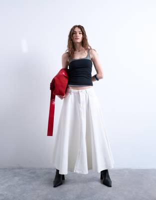 Topshop - Weiter Midi-Jeansrock in Ecru-Blau