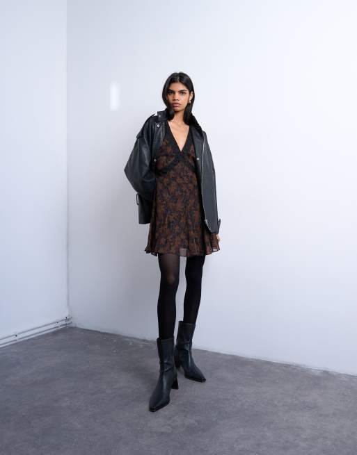 Topshop – Wiązana sukienka mini z długimi rękawami, koronkowym wykończeniem i ciemnym kwiatowym wzorem