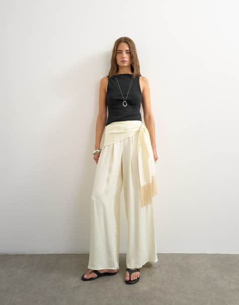 Topshop Wickelhose im Satin-Look mit Fransen-Detail in Cremeweiß - view 1