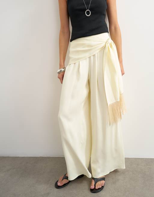 Topshop Wickelhose im Satin-Look mit Fransen-Detail in Cremeweiß, 2 von 5