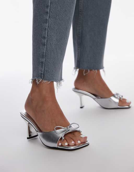 Topshop Wide Fit – Gem – Srebrne klapki na obcasie z kokardką