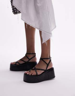 Topshop Wide Fit - Greta - Riemchensandalen in Schwarz mit Eidechsenmuster und flacher Plateausohle, weite Passform-Blac...