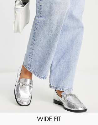 Topshop Wide Fit - Lola - Leder-Loafer in Silber mit Kettenverzierung, weite Passform