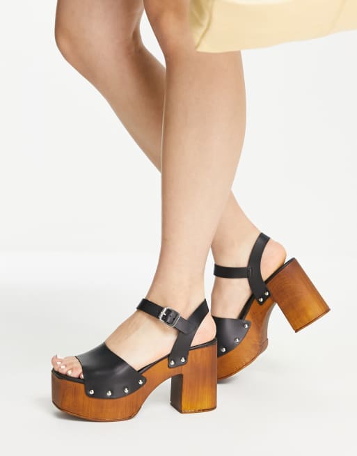 Clog heels with store strap