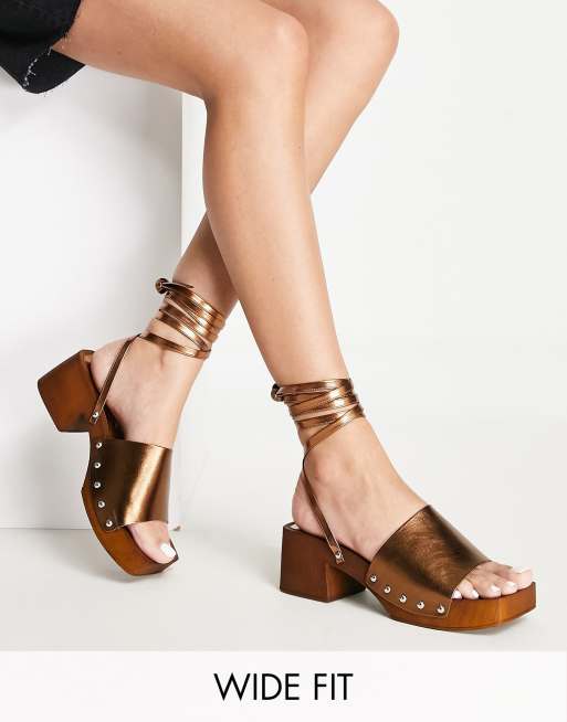 Topshop Wide Fit – Willa – Clogs in Bronze mit Knöchelschnürung und mittelhohem Absatz, weite Passform