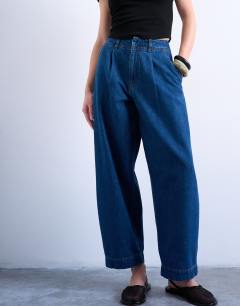 Model wearing Wide leg pleated tailored jean in indigo