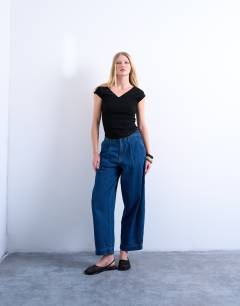 Model wearing Wide leg pleated tailored jean in indigo