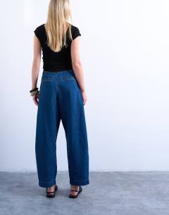 Model wearing Wide leg pleated tailored jean in indigo