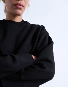 Model wearing Wide sleeve sweat in black