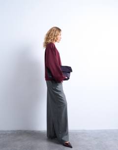 Model wearing Wide sleeve sweat in burgundy