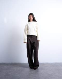 Model wearing Wide sleeve sweat in ecru