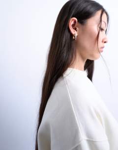 Model wearing Wide sleeve sweat in ecru