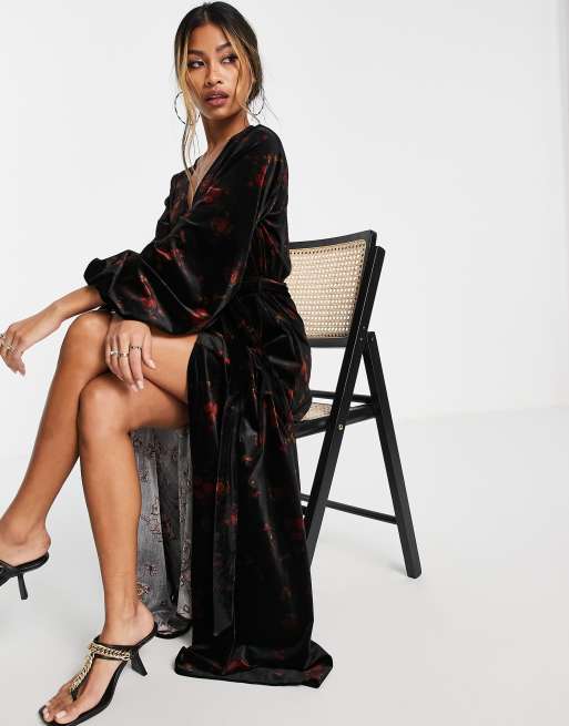 Topshop – Wielokolorowa aksamitna kopertowa sukienka midi ze wzorem
