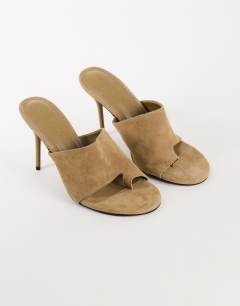 Model wearing Winnie real suede toe post heeled mule in taupe