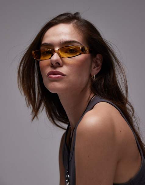Topshop – Xanthi – Wąskie, prostokątne okulary przeciwsłoneczne z szylkretowymi oprawkami i żółtymi soczewkami - view 1